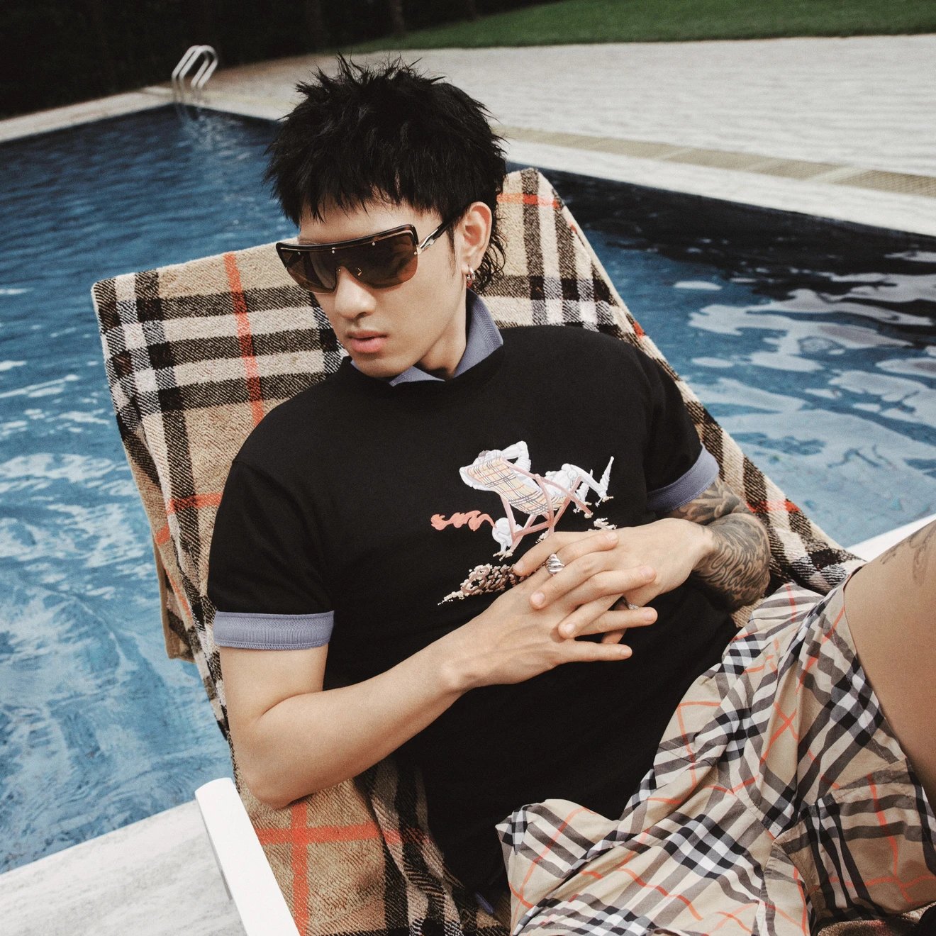 RD-C072 · Beach Knight Print T-Shirt showcase view 5
