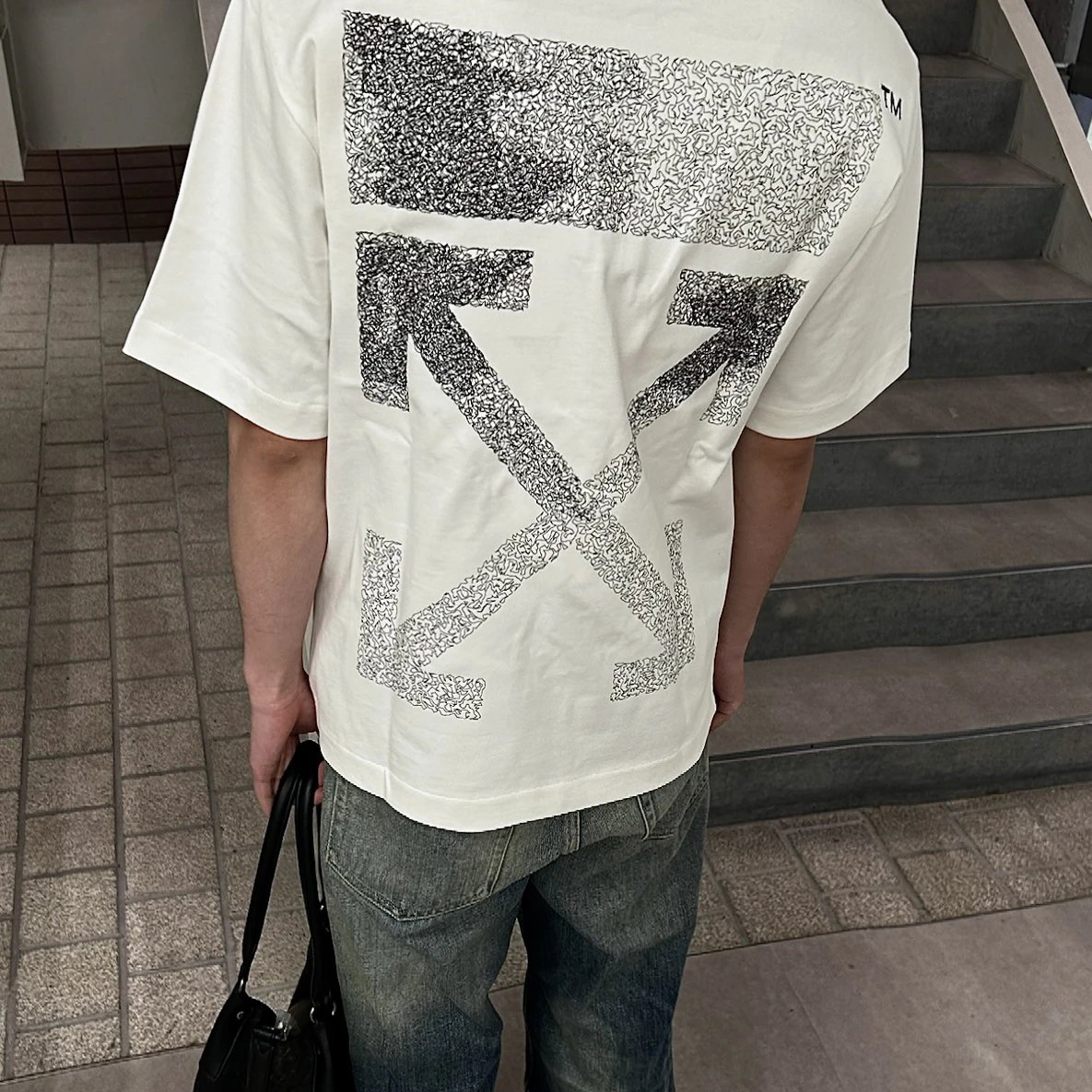 RD-C099 · OFF-WHITE Arrow Embroidered T-Shirt showcase view 1