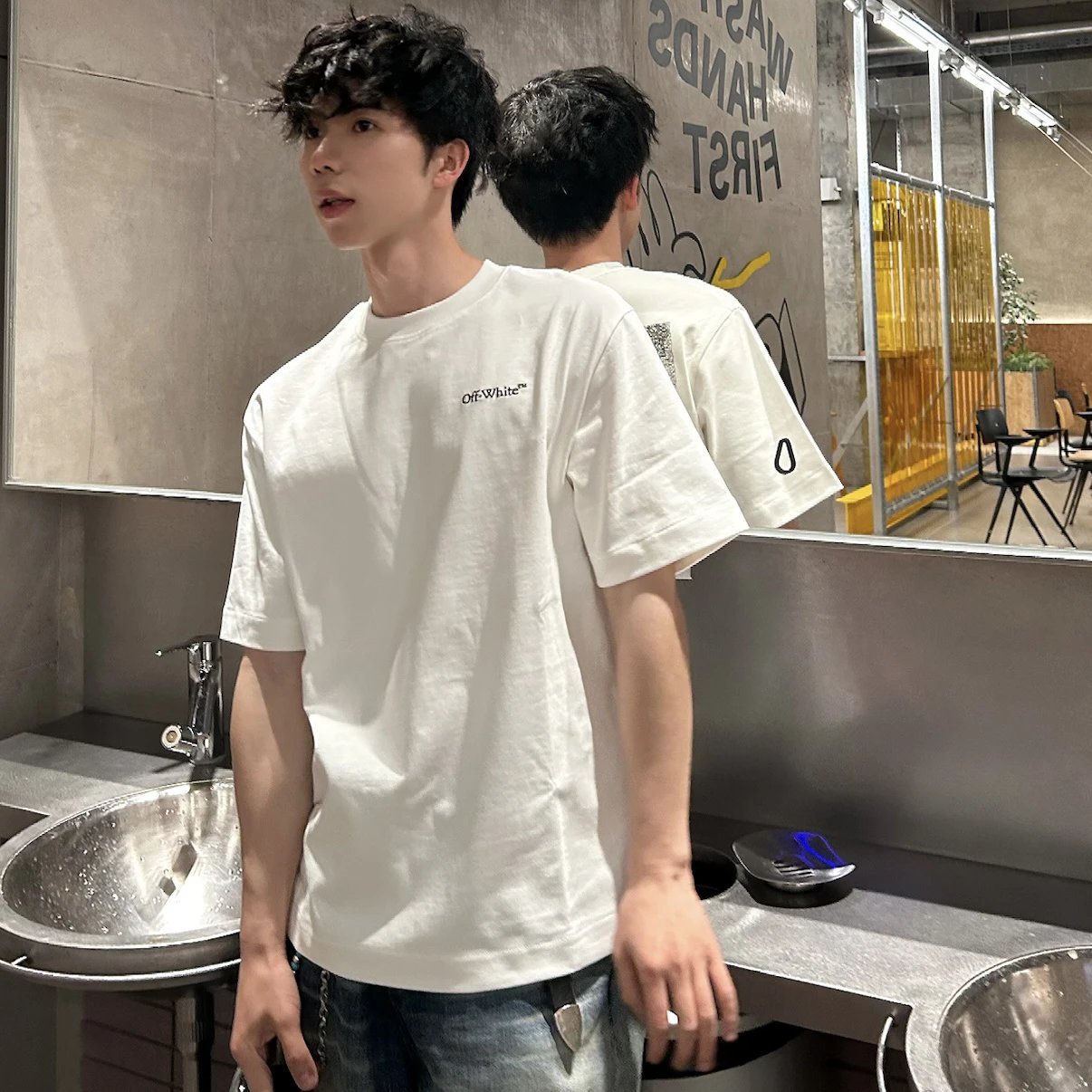 RD-C099 · OFF-WHITE Arrow Embroidered T-Shirt showcase view 2