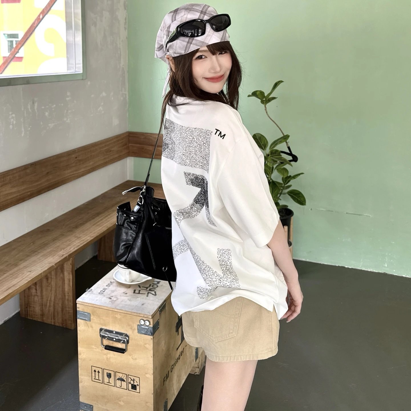 RD-C099 · OFF-WHITE Arrow Embroidered T-Shirt showcase view 10