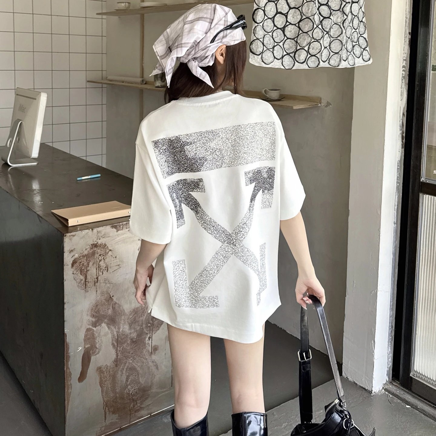RD-C099 · OFF-WHITE Arrow Embroidered T-Shirt showcase view 12