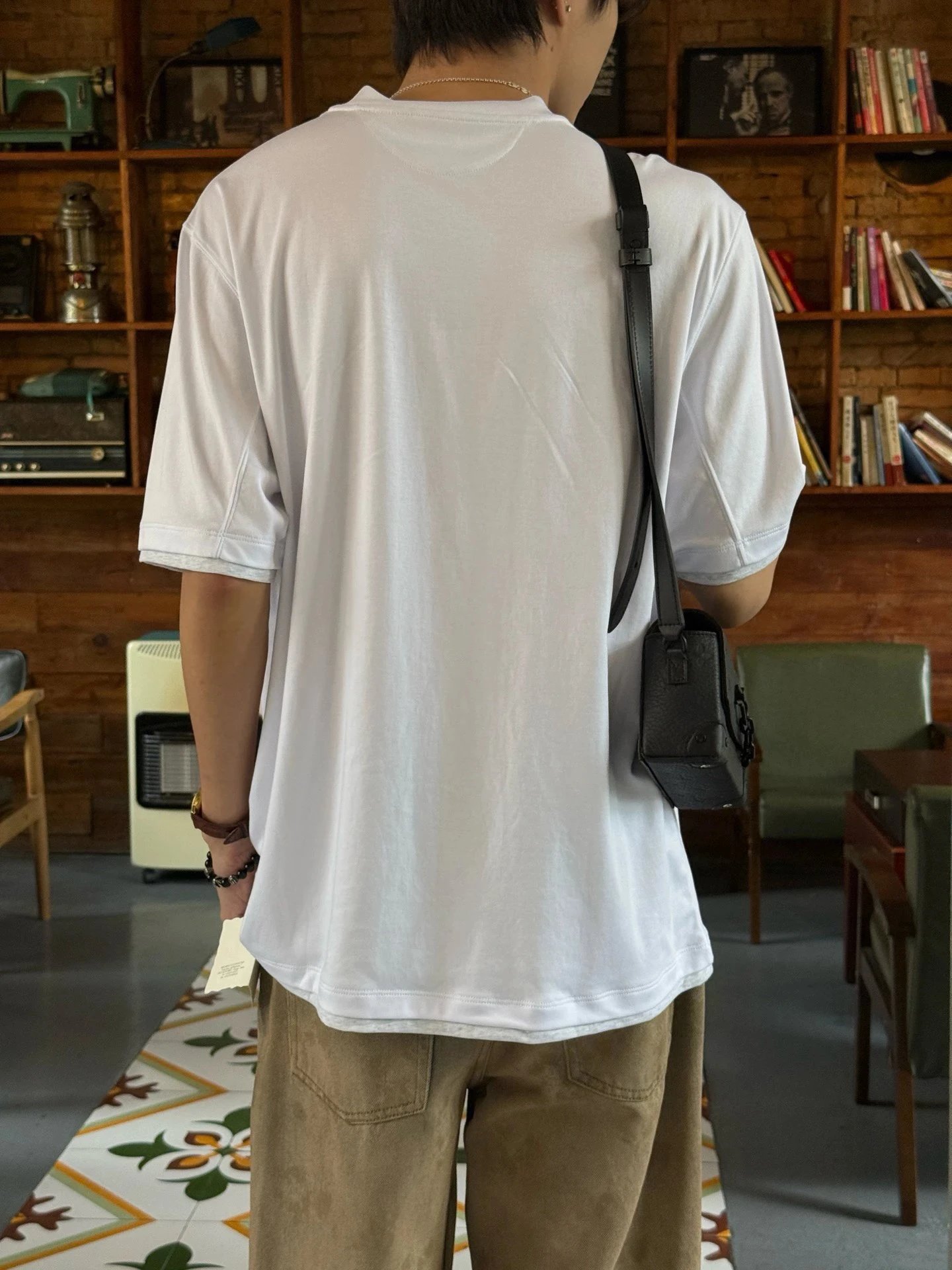 RD-C085 · Color-Contrast Layered Short-Sleeve T-Shirt showcase view 4
