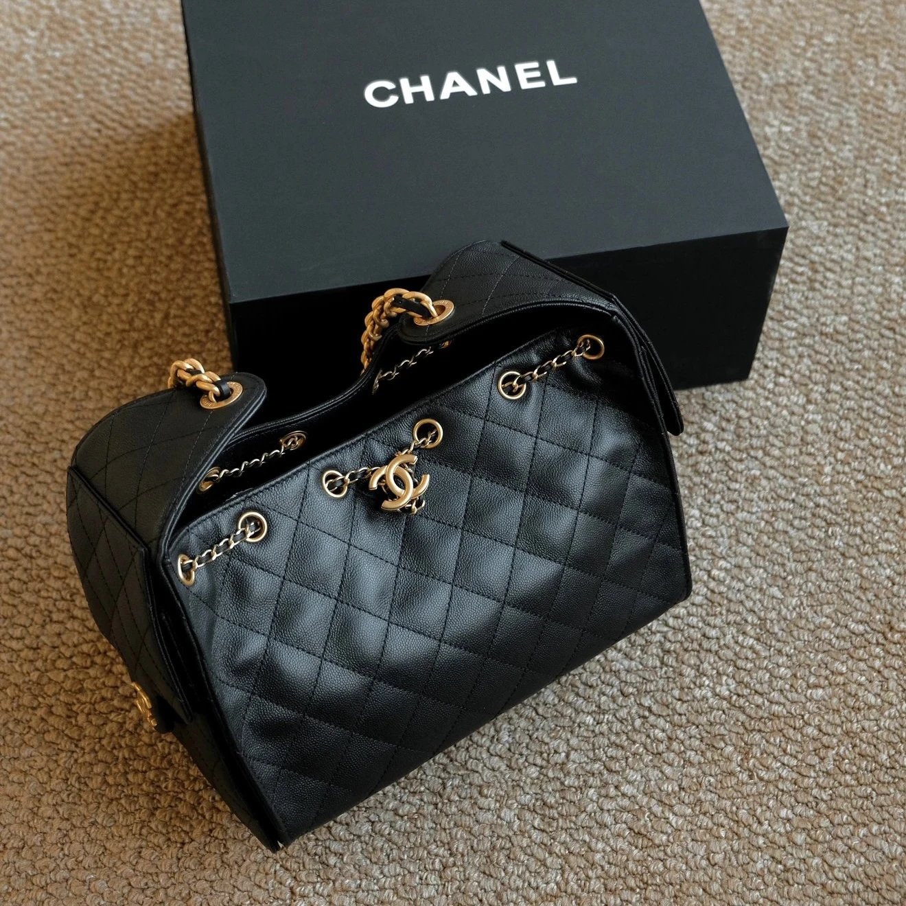 RD-B003 · Grained Leather Pocket Shoulder Bag showcase view 1