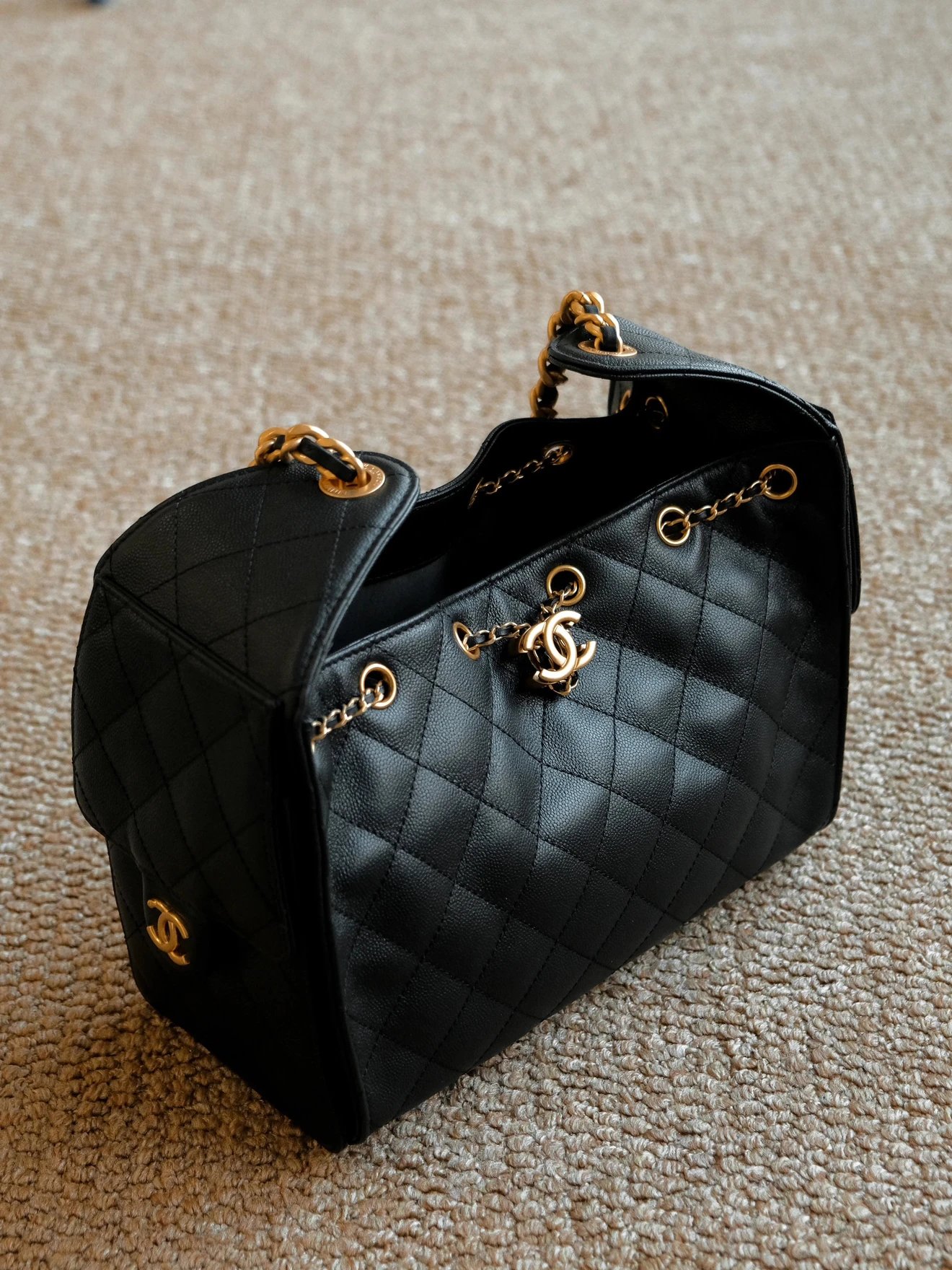 RD-B003 · Grained Leather Pocket Shoulder Bag showcase view 2