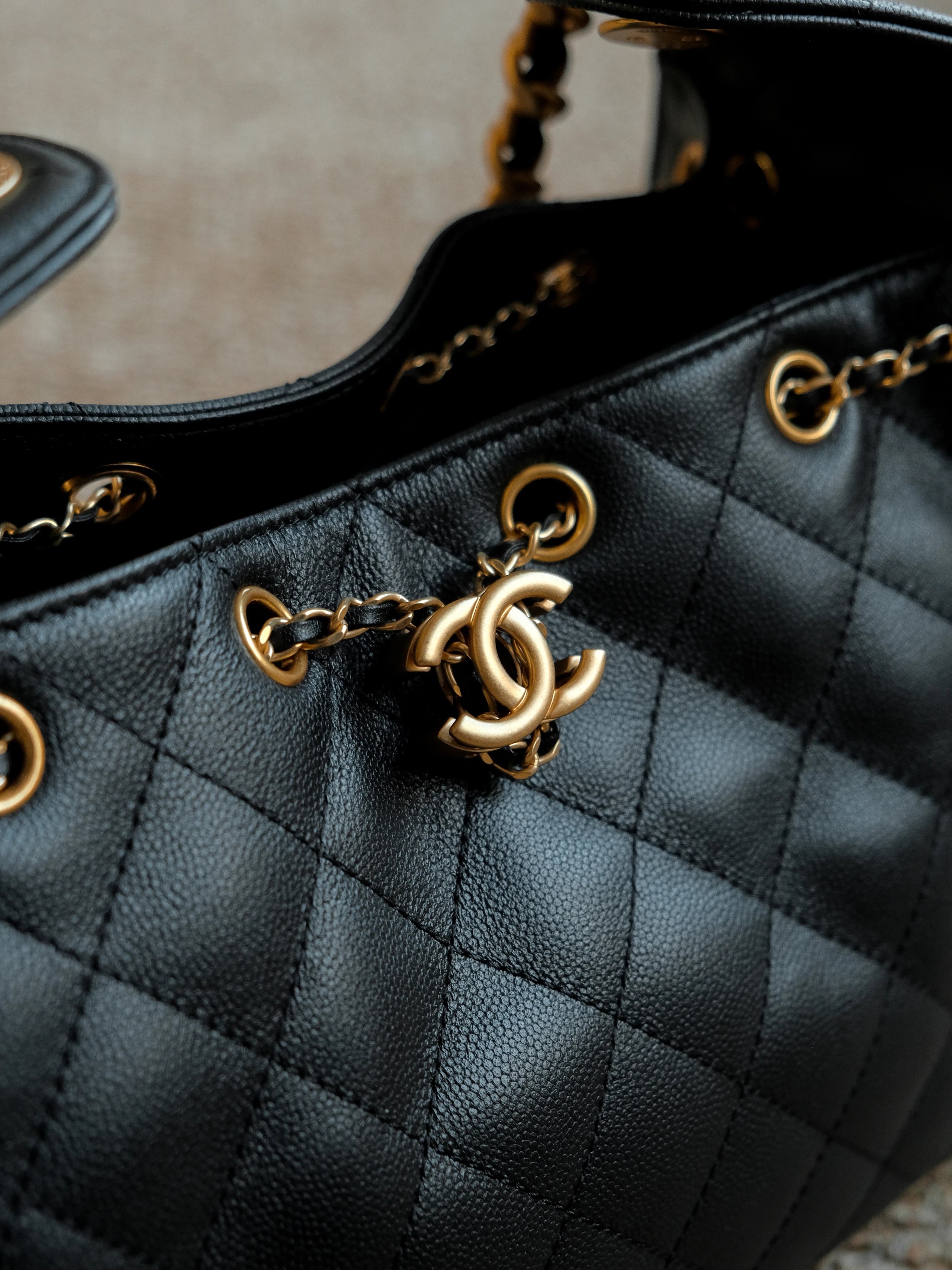 RD-B003 · Grained Leather Pocket Shoulder Bag showcase view 3