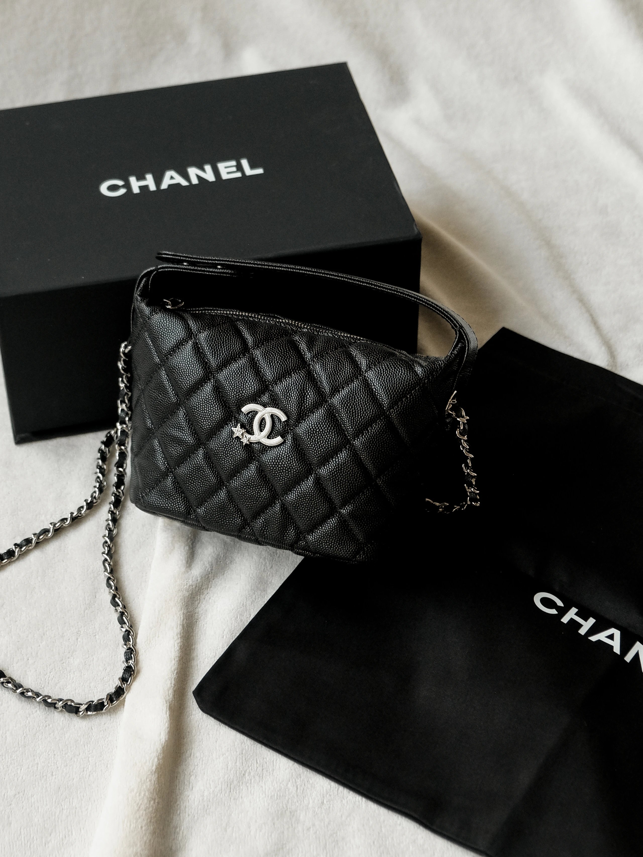 RD-B005 · Star Detail Quilted Top-Handle Bag showcase view 2