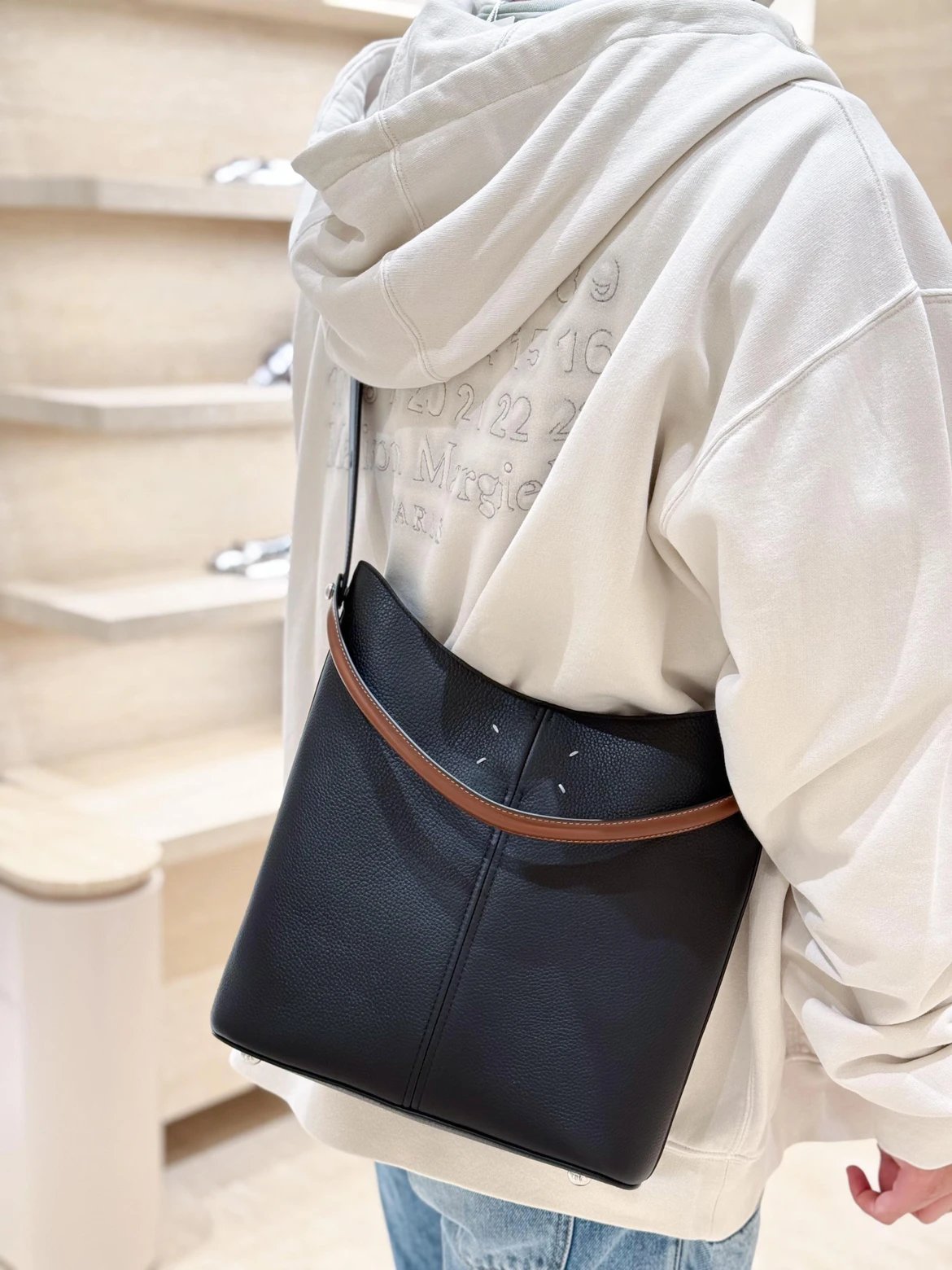RD-B006 · Contrast Strap Leather Handbag showcase view 2