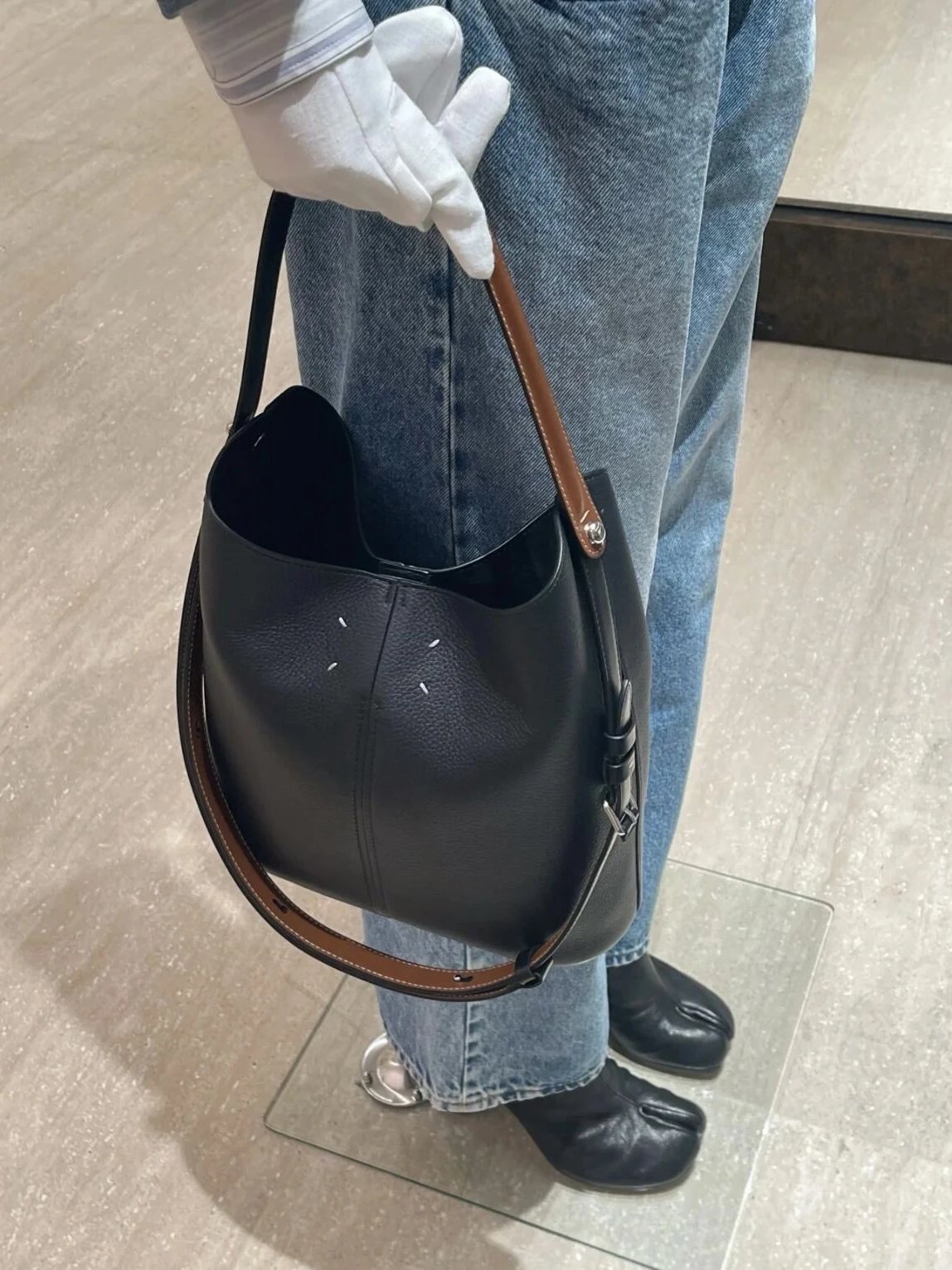 RD-B006 · Contrast Strap Leather Handbag showcase view 4