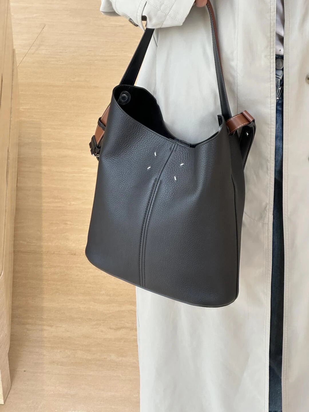 RD-B006 · Contrast Strap Leather Handbag showcase view 5