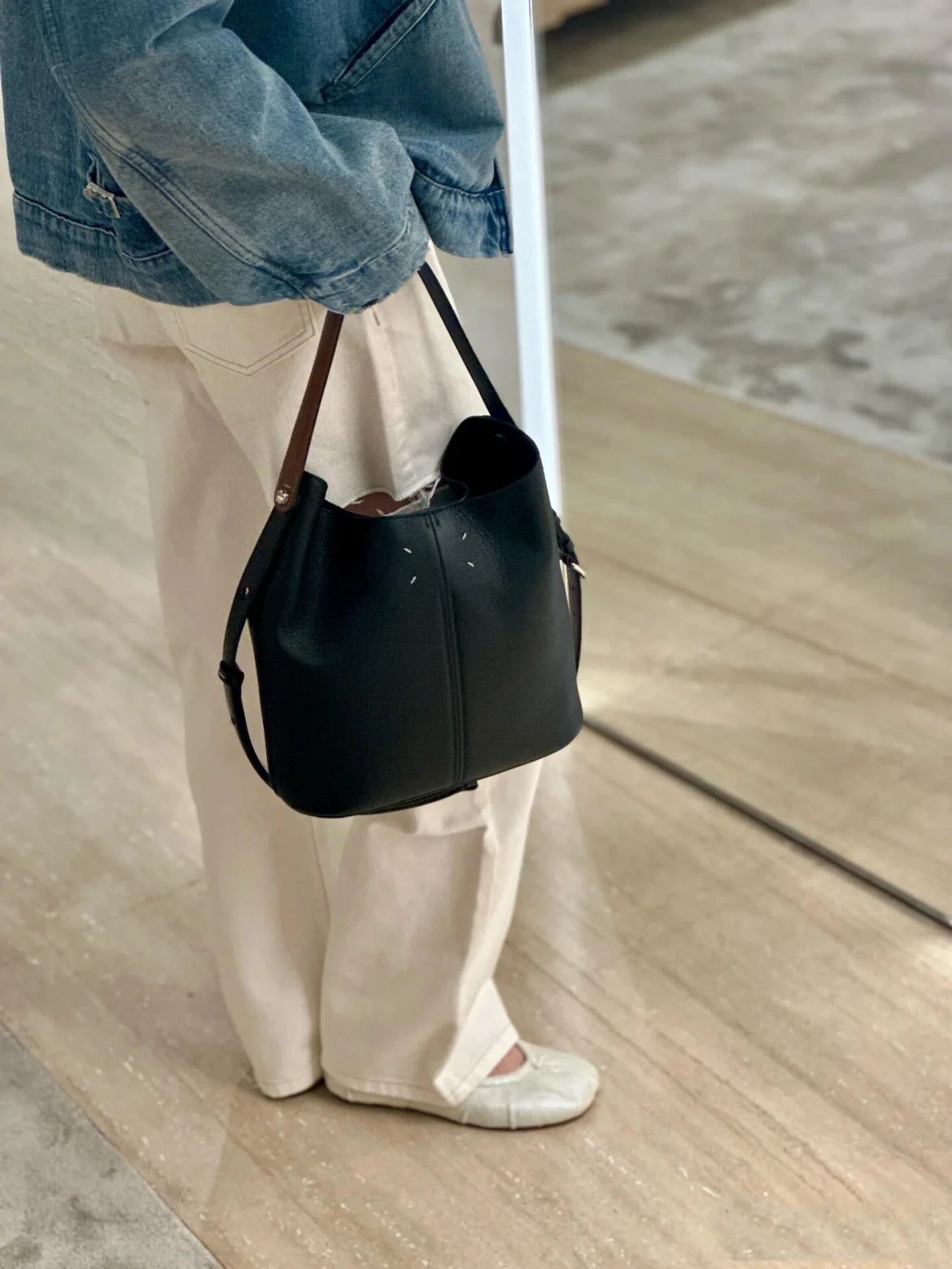 RD-B006 · Contrast Strap Leather Handbag showcase view 6