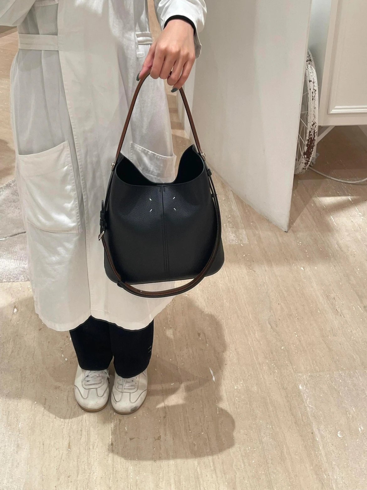 RD-B006 · Contrast Strap Leather Handbag showcase view 7