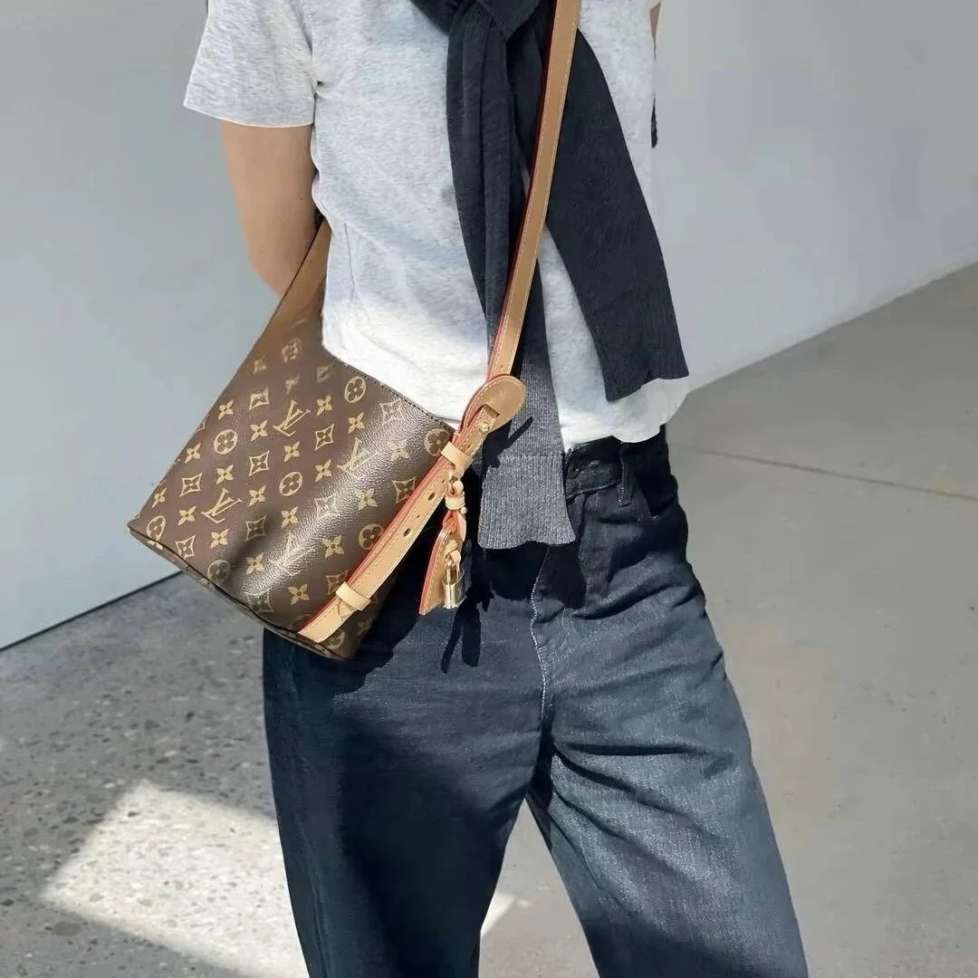 RD-B007 · Monogram Bucket Tote showcase view 9