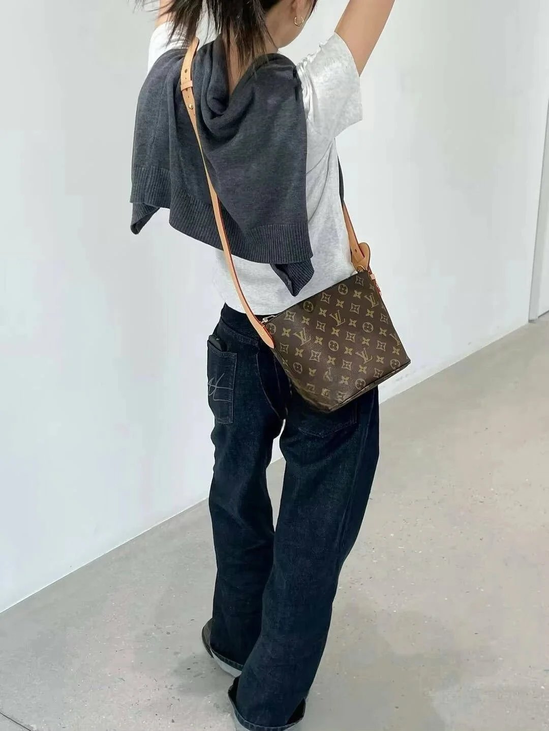 RD-B007 · Monogram Bucket Tote showcase view 10