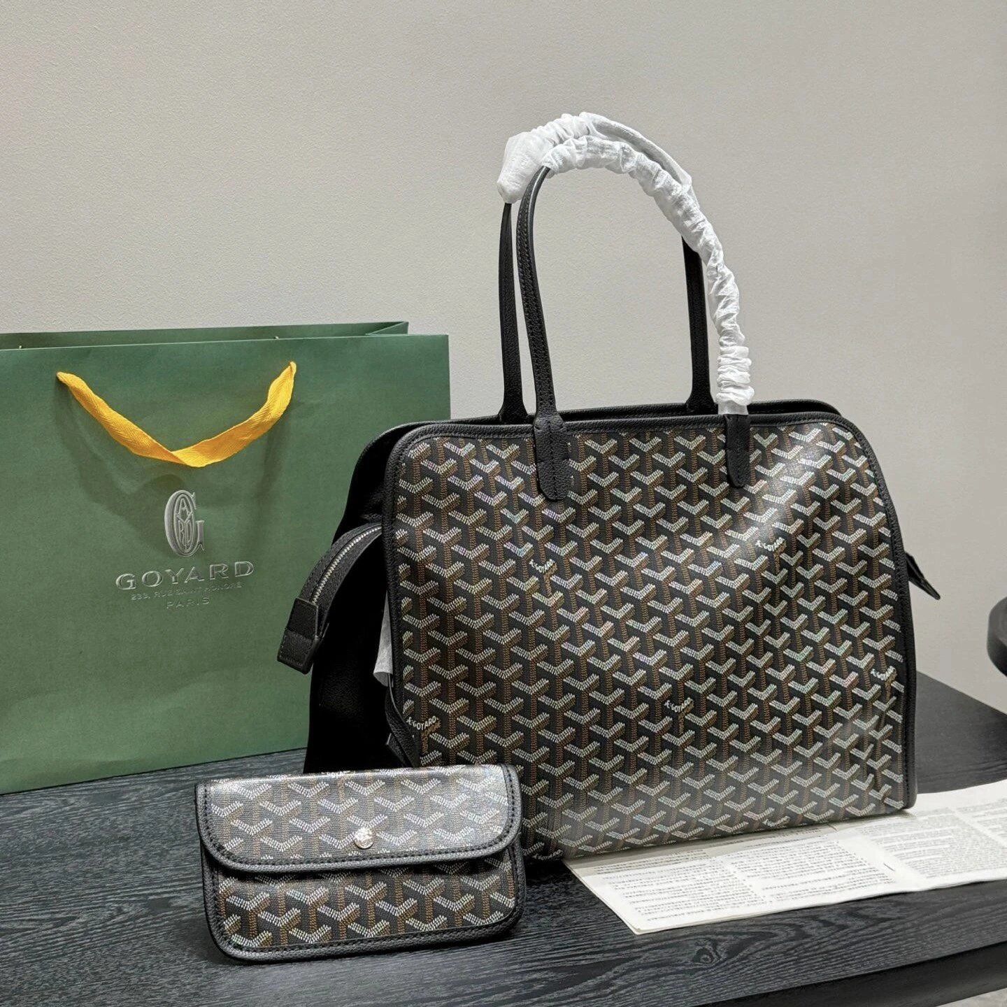 RD-B008 · Chevron Zip-Top Tote showcase view 1