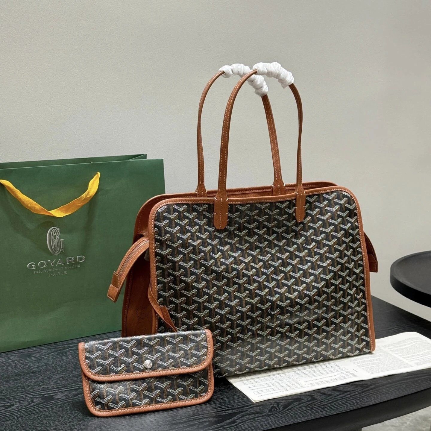 RD-B008 · Chevron Zip-Top Tote showcase view 3