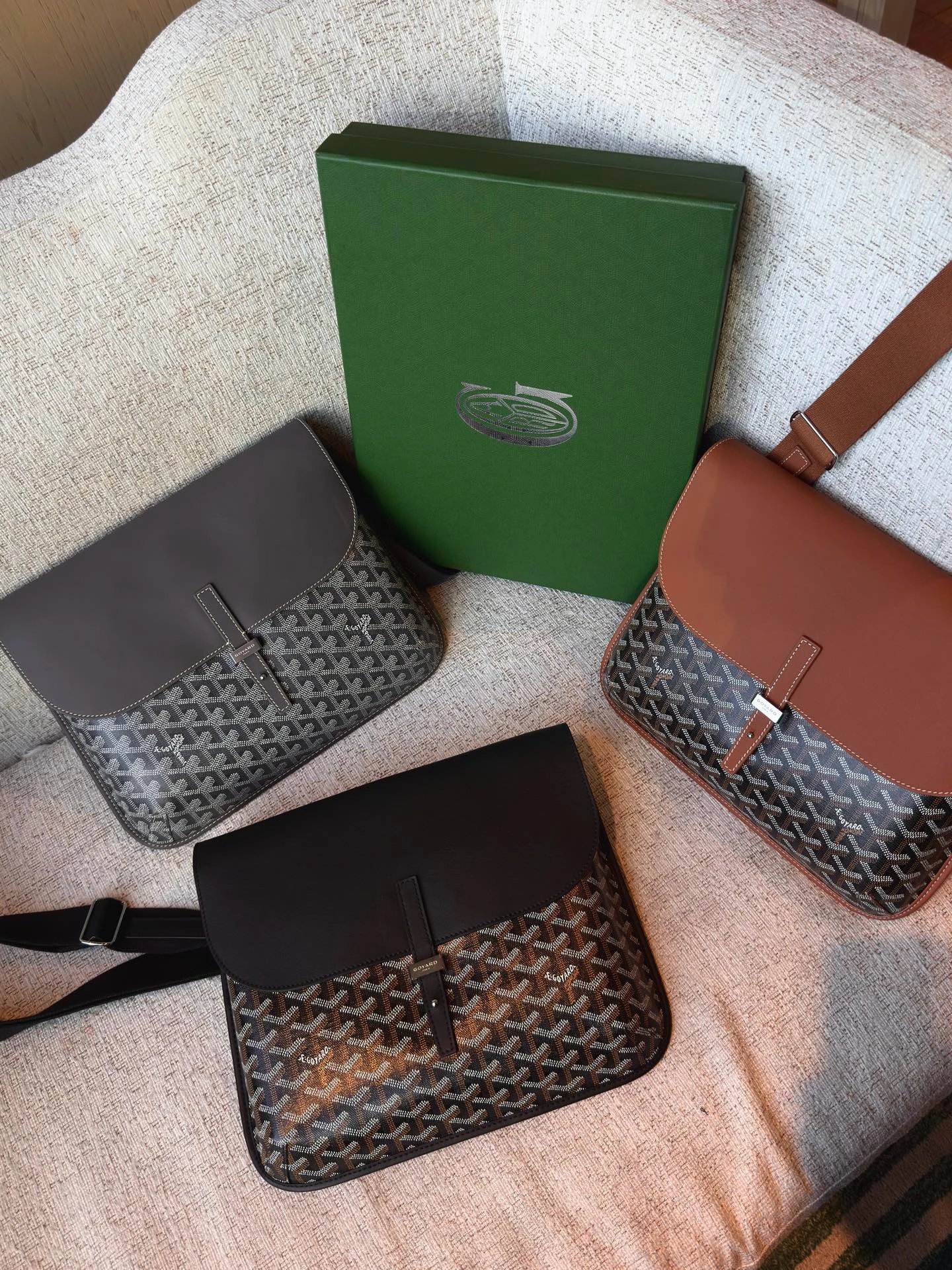RD-B016 · Chevron Flap Messenger Bag showcase view 3