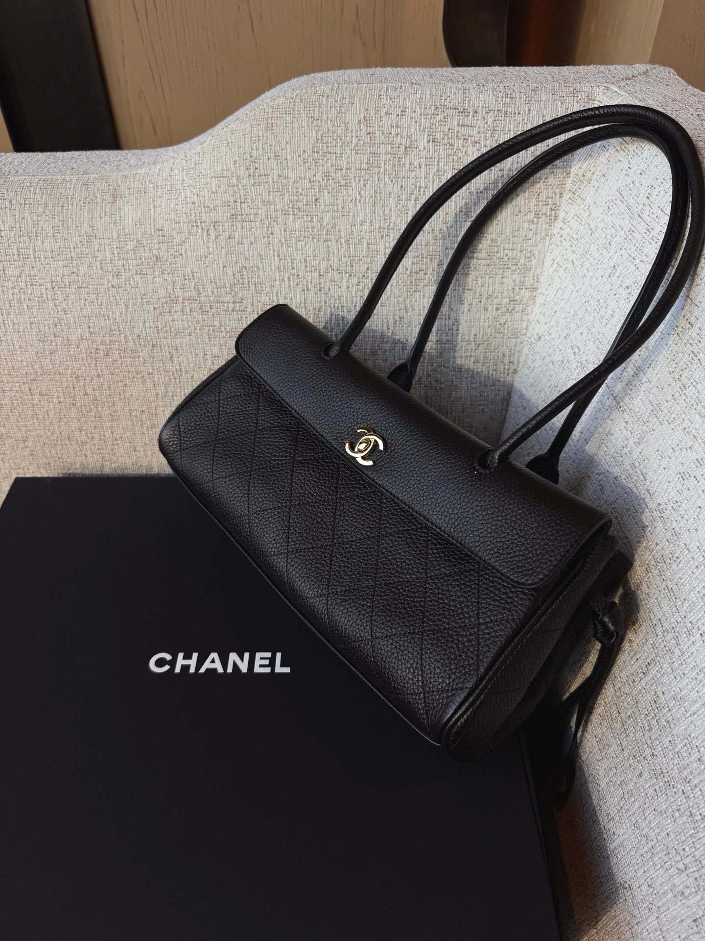 RD-B017 · Embossed Leather Baguette Bag showcase view 7
