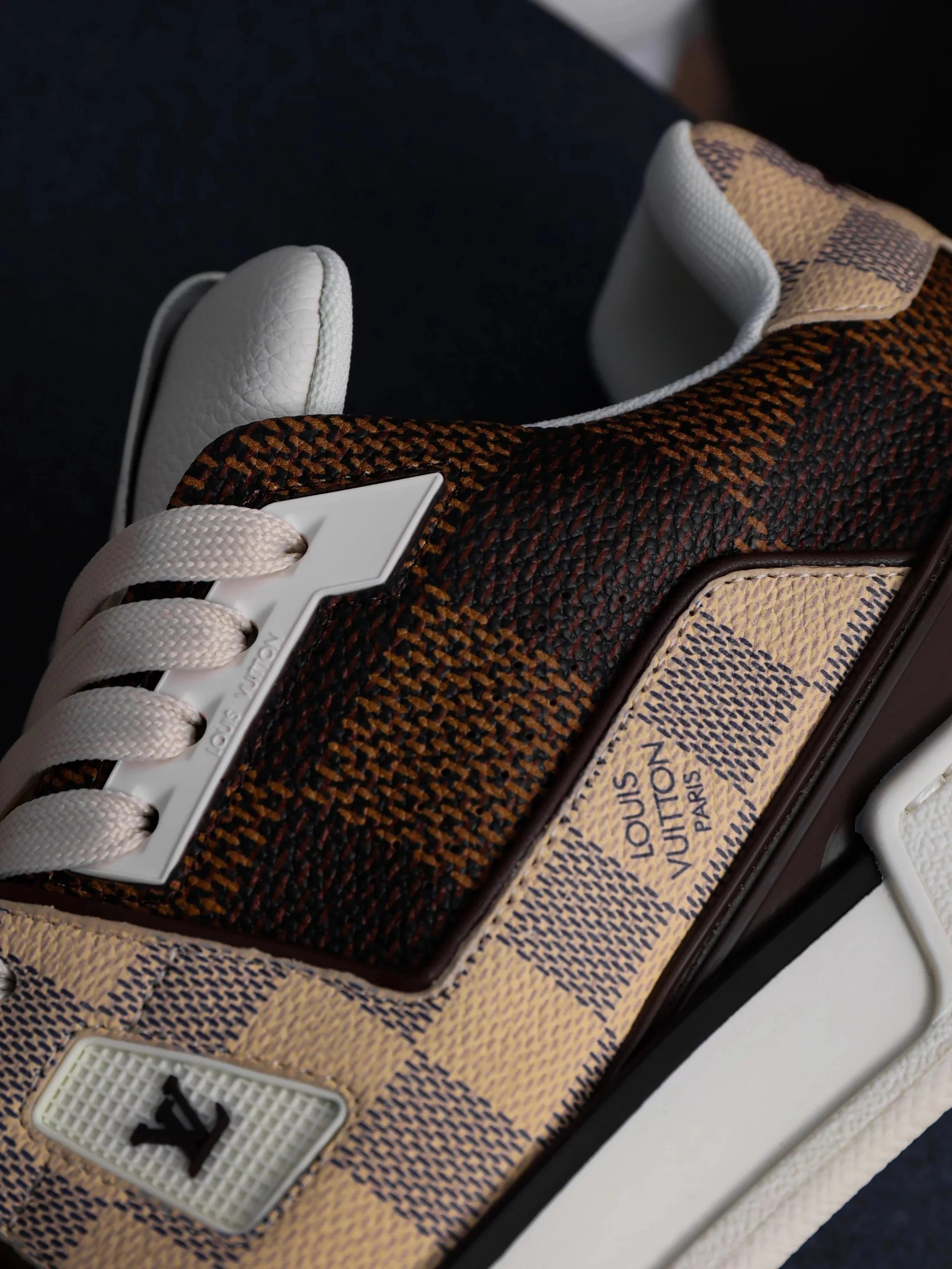 RD-S015 · Colour-Block and Check Low-Top Trainer showcase view 27