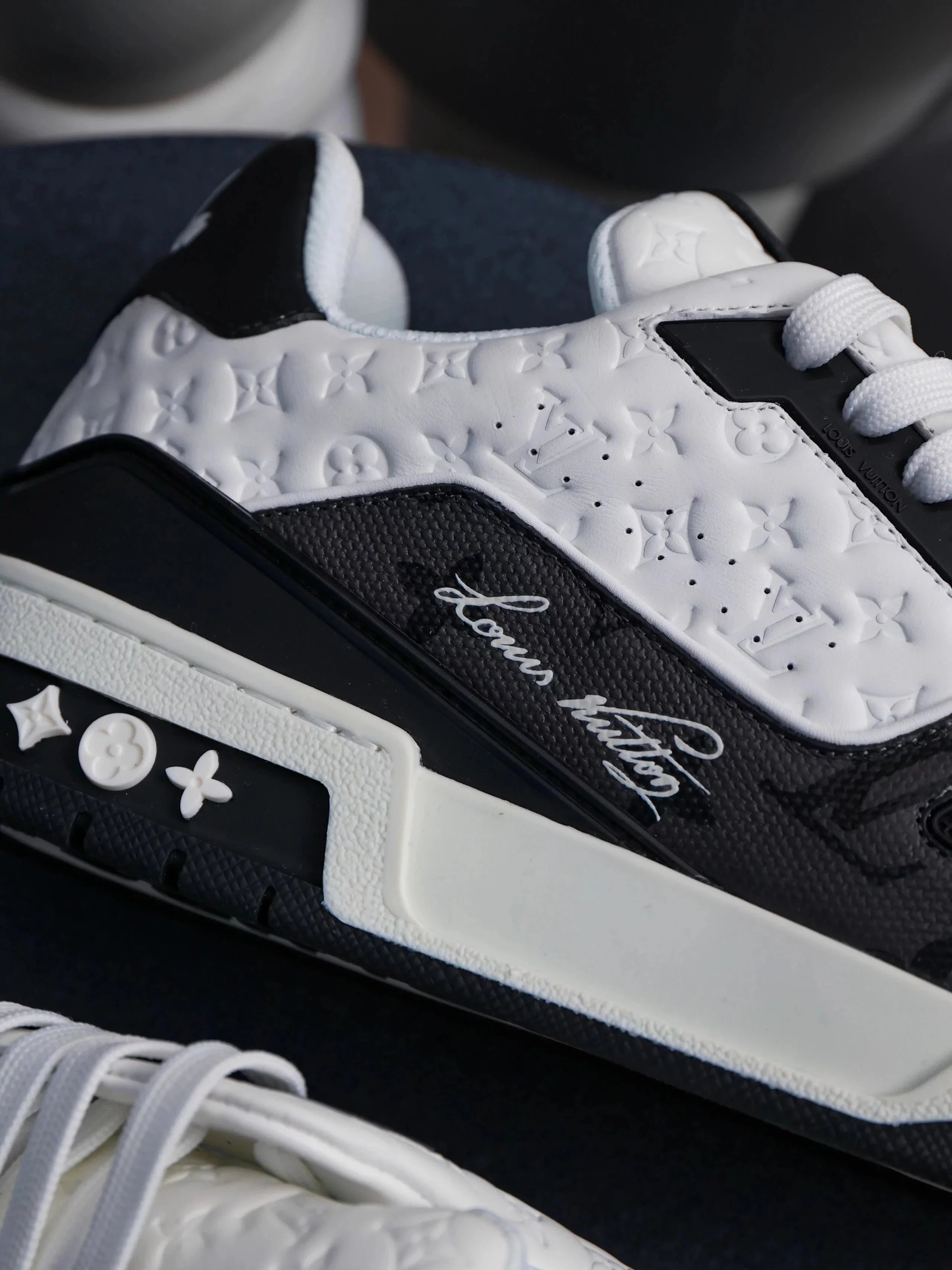RD-S015 · Colour-Block and Check Low-Top Trainer showcase view 32