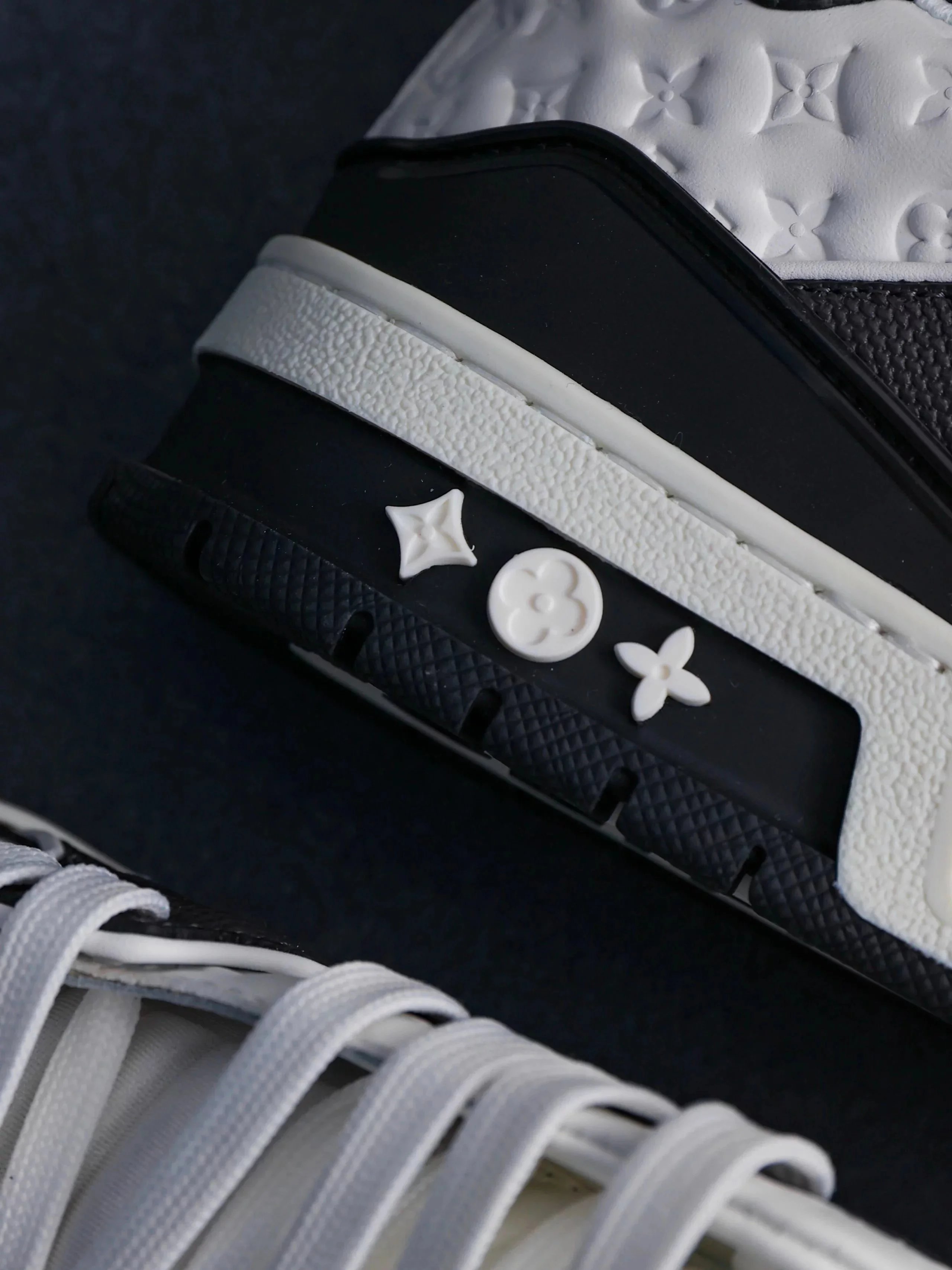 RD-S015 · Colour-Block and Check Low-Top Trainer showcase view 34