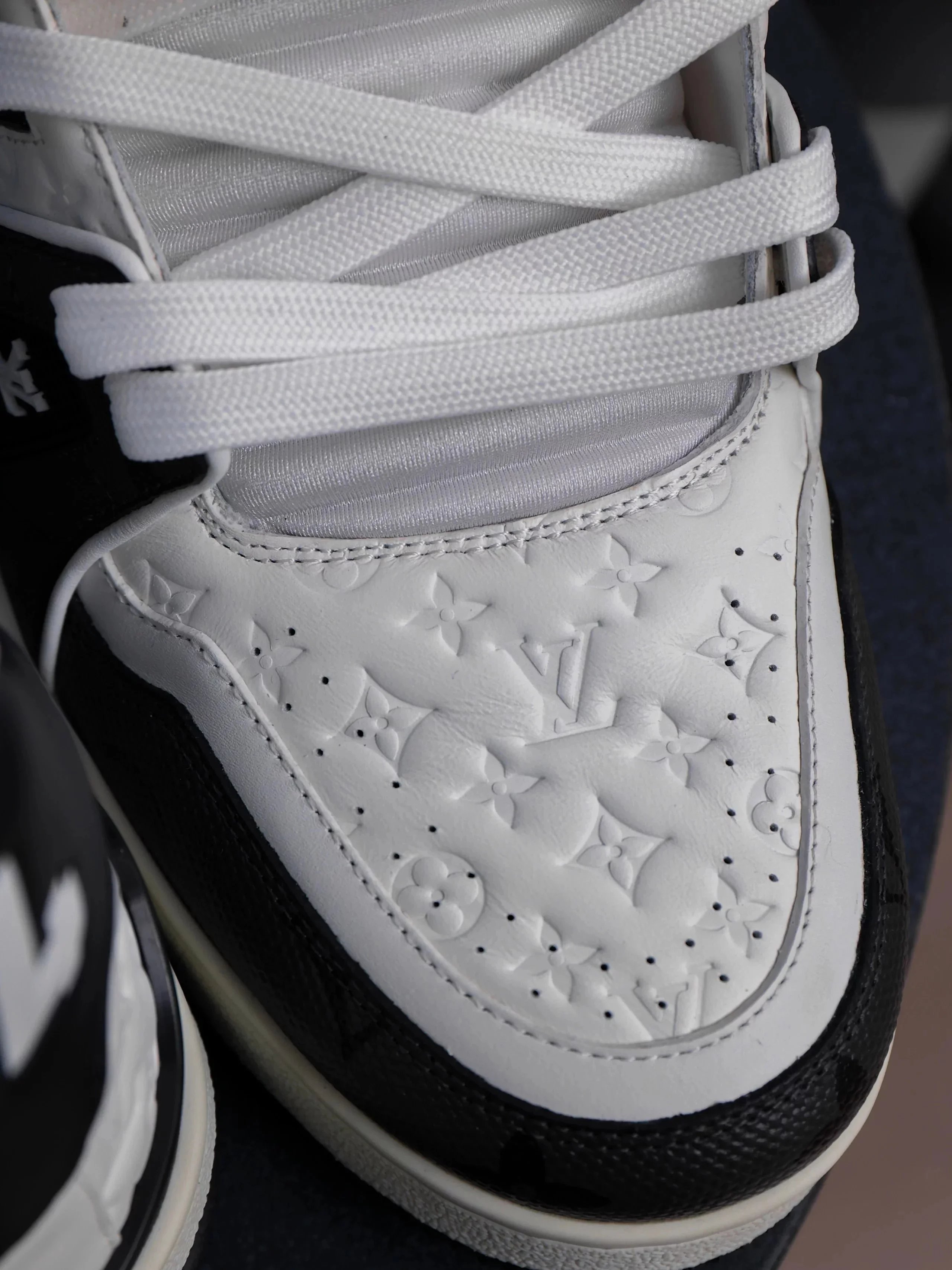 RD-S015 · Colour-Block and Check Low-Top Trainer showcase view 36