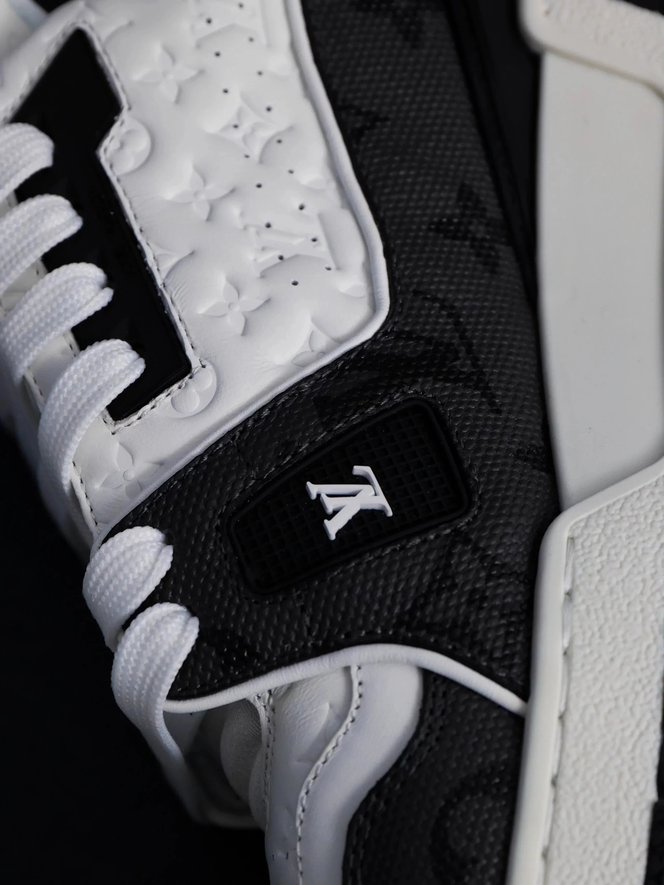 RD-S015 · Colour-Block and Check Low-Top Trainer showcase view 37