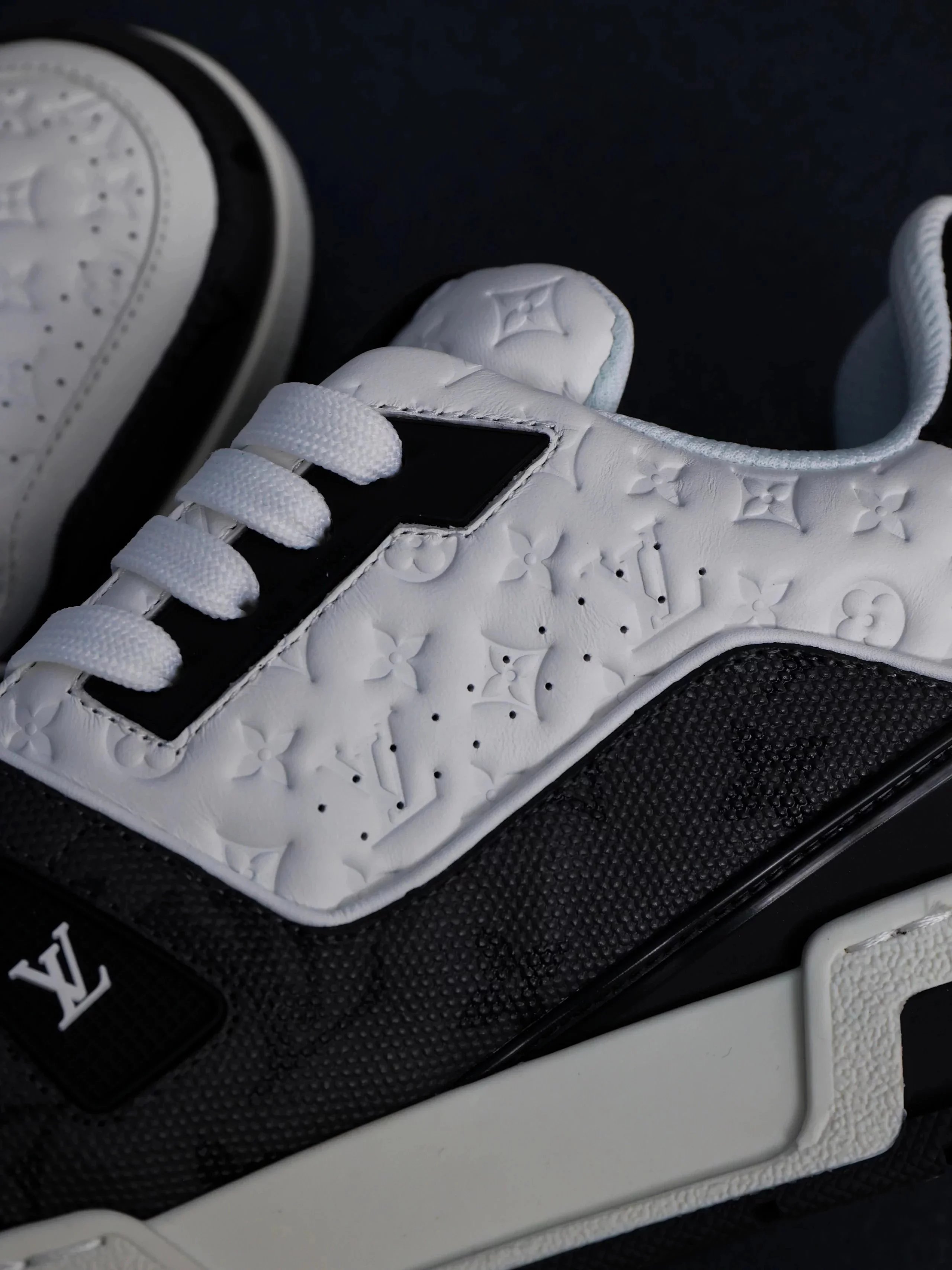 RD-S015 · Colour-Block and Check Low-Top Trainer showcase view 38