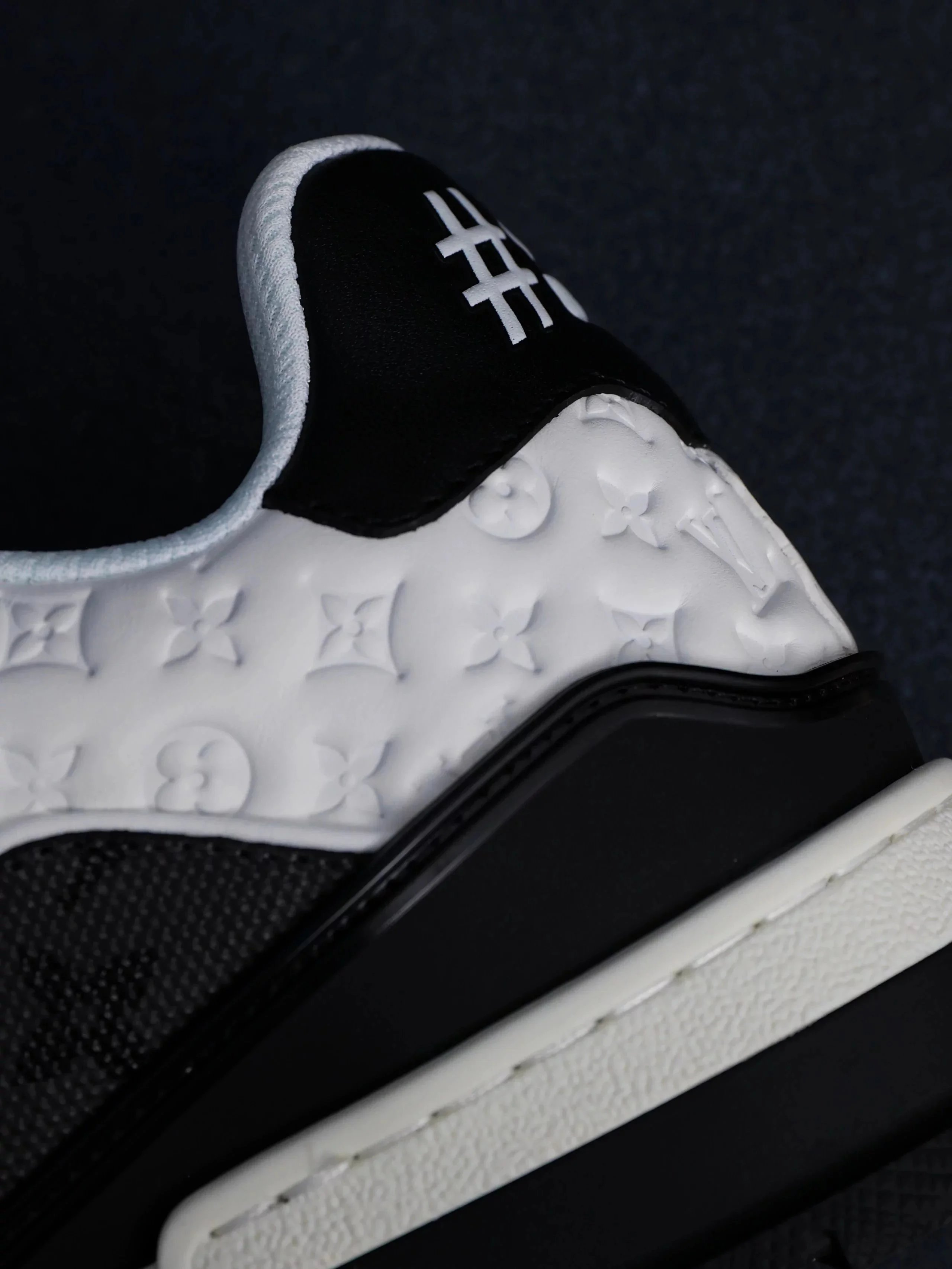 RD-S015 · Colour-Block and Check Low-Top Trainer showcase view 39