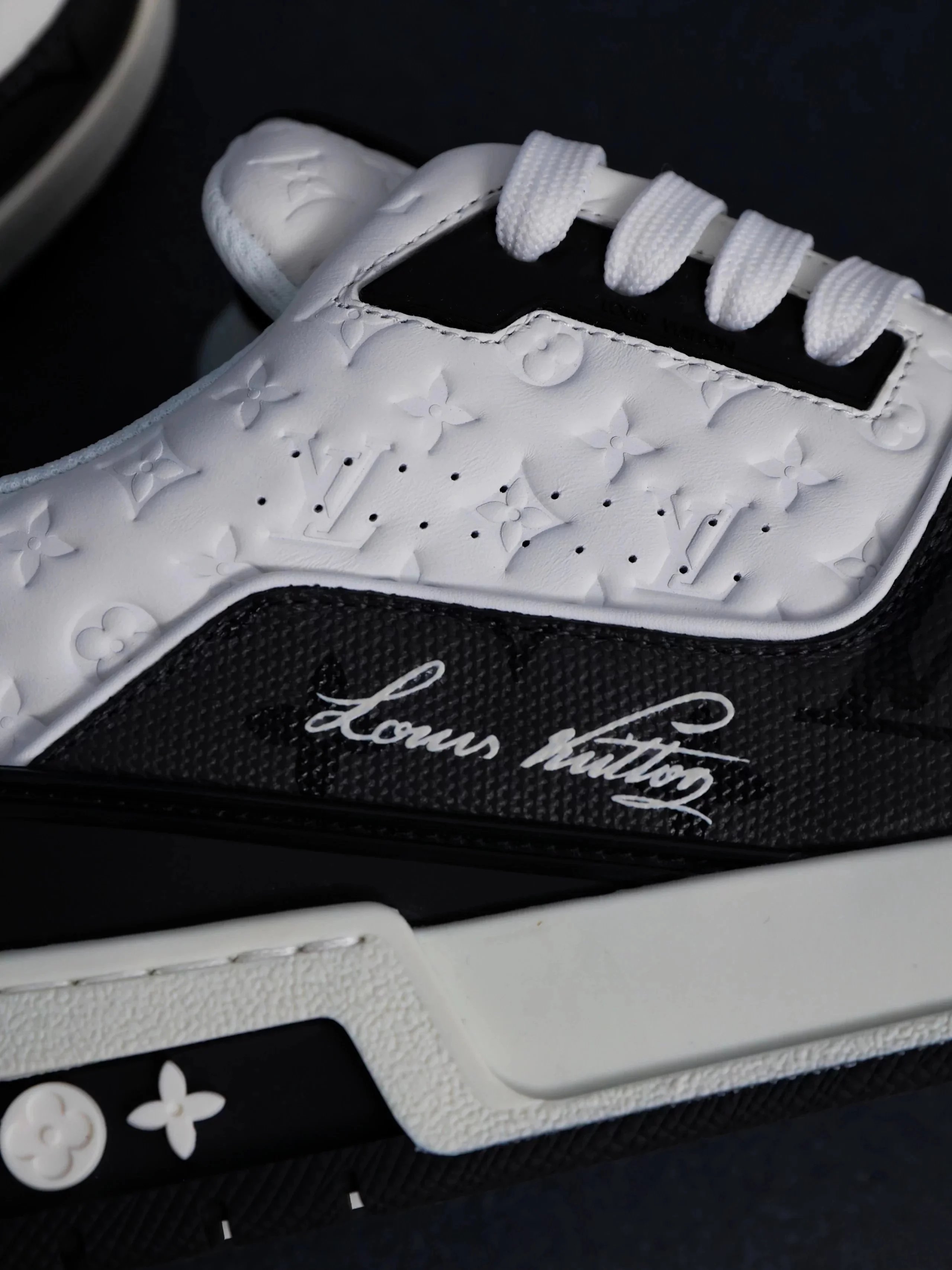 RD-S015 · Colour-Block and Check Low-Top Trainer showcase view 41