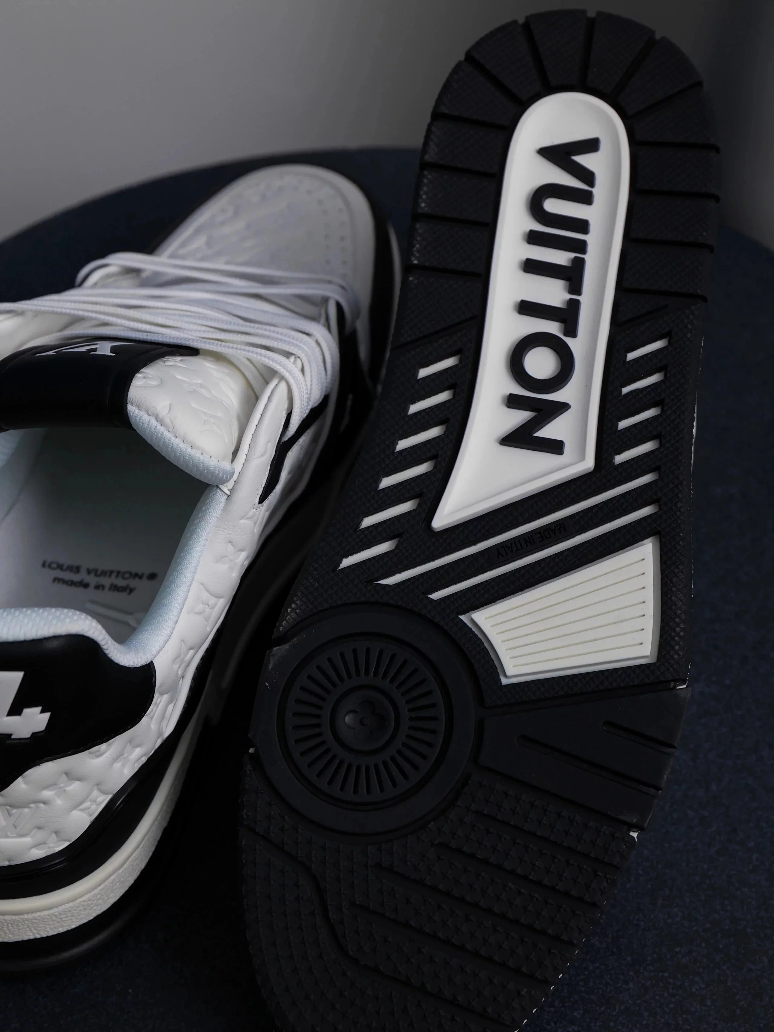 RD-S015 · Colour-Block and Check Low-Top Trainer showcase view 42