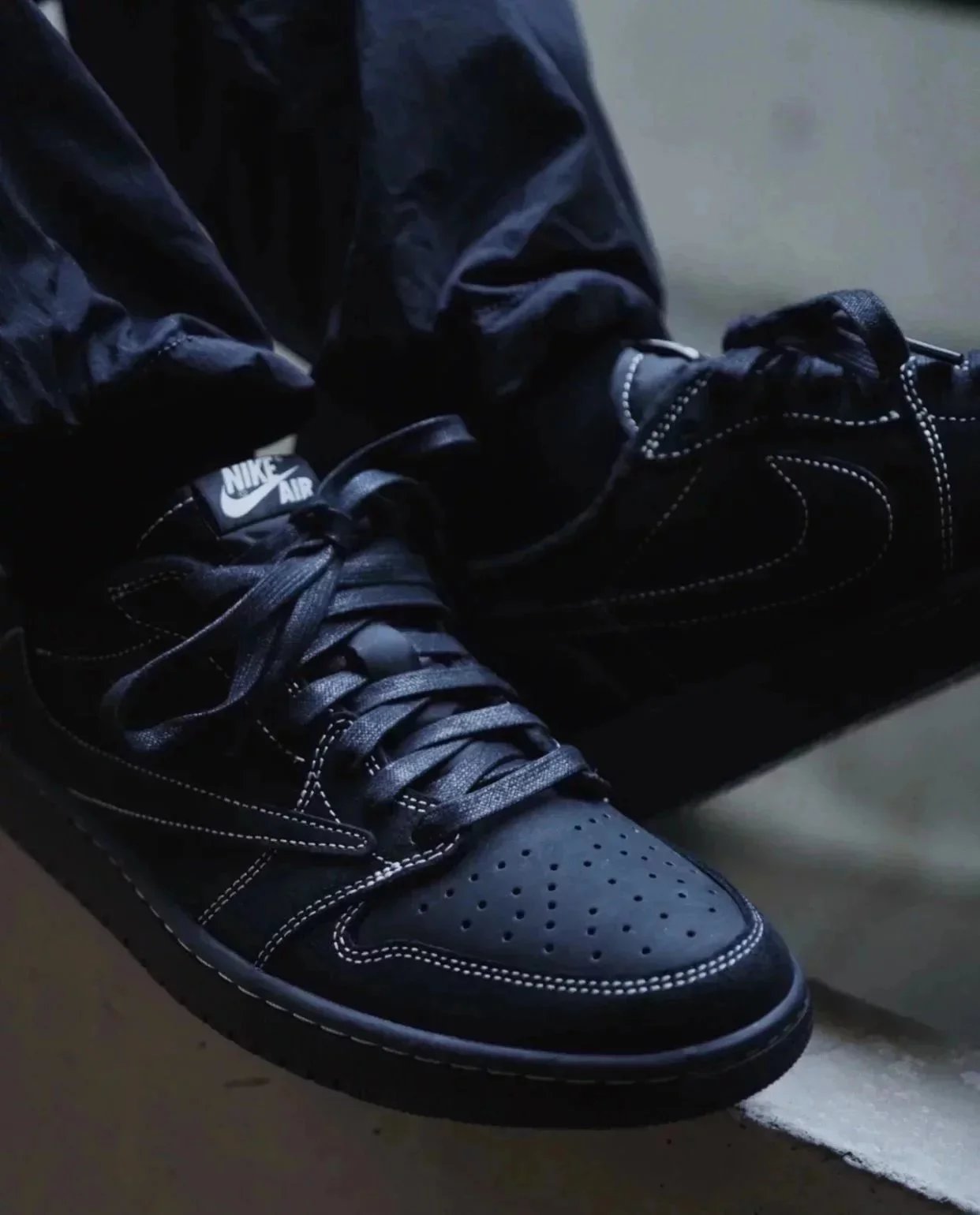 RD-S009 · Black Contrast-Stitch Low-Top showcase view 1