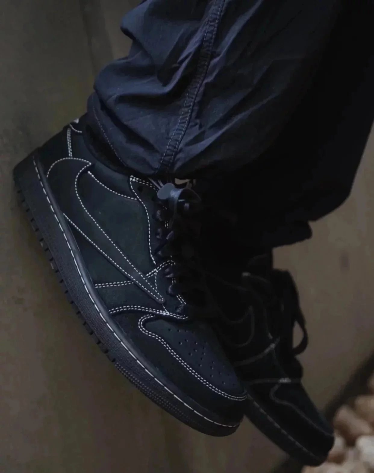 RD-S009 · Black Contrast-Stitch Low-Top showcase view 2