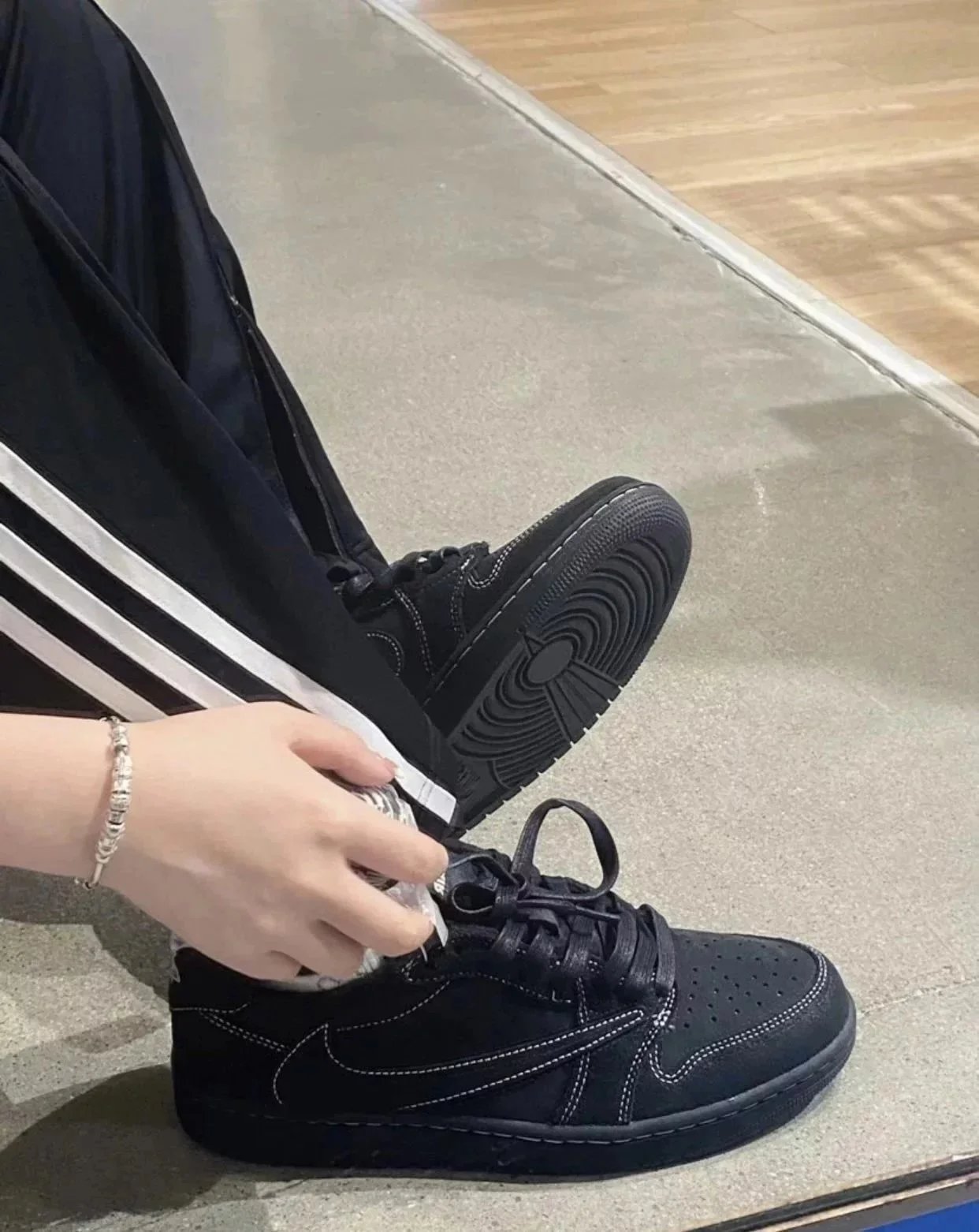 RD-S009 · Black Contrast-Stitch Low-Top showcase view 3