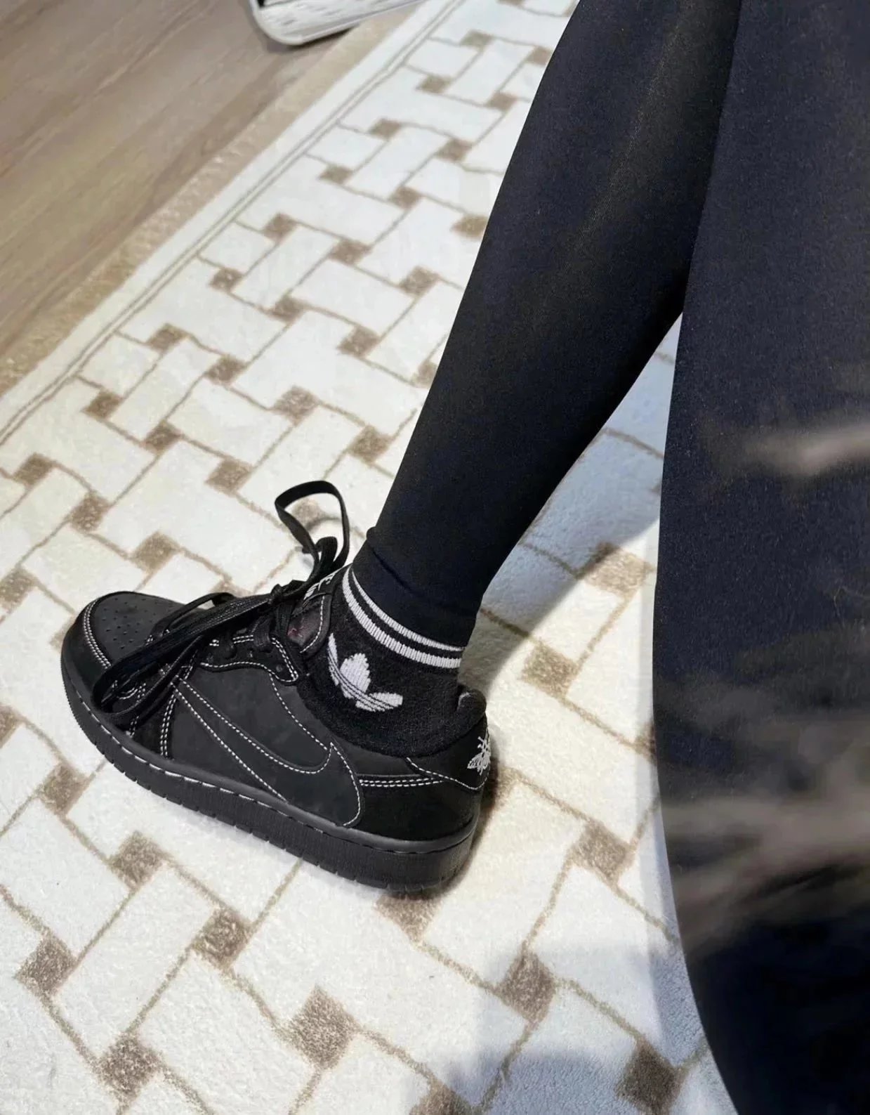 RD-S009 · Black Contrast-Stitch Low-Top showcase view 4