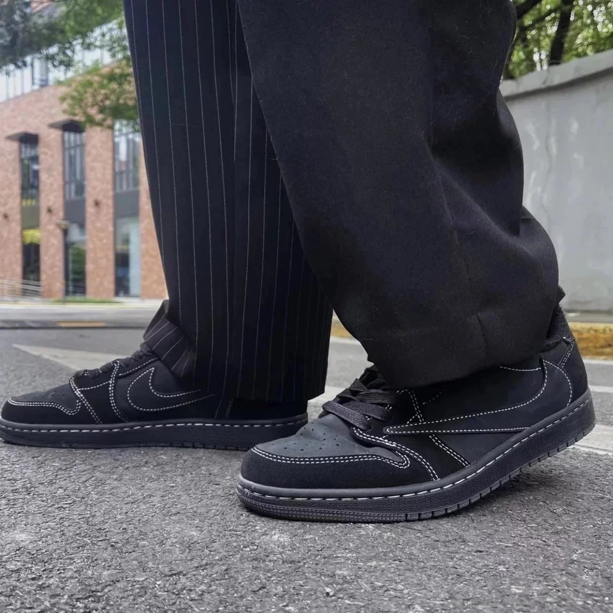 RD-S009 · Black Contrast-Stitch Low-Top showcase view 5