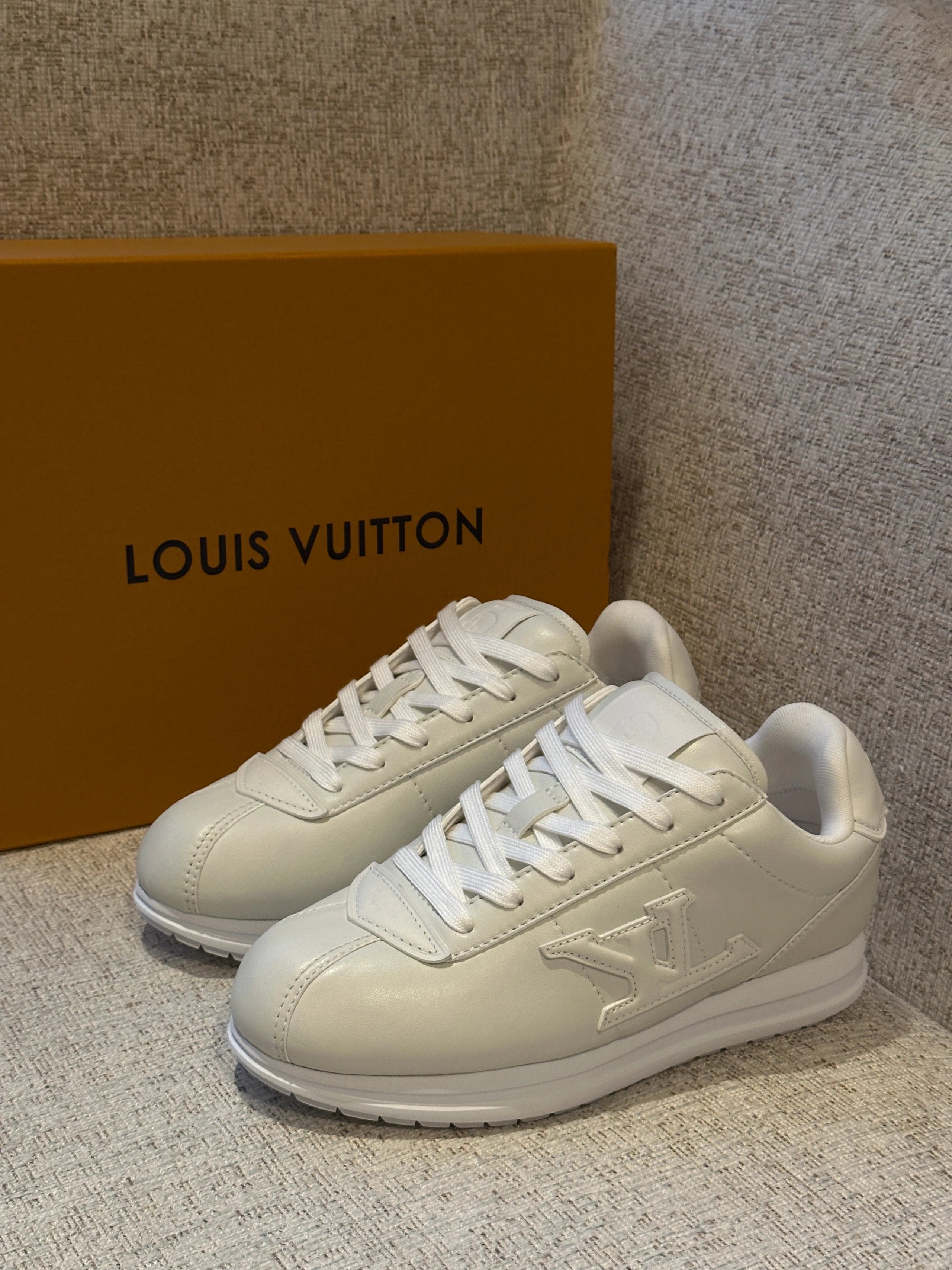 RD-S032 · Buttersoft Lambskin Low-Top showcase view 3